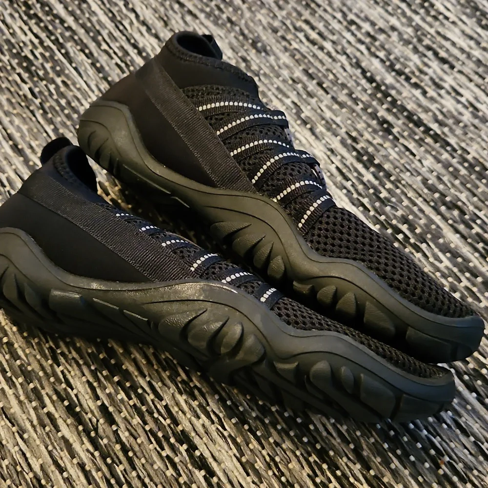 Black Athletic/Water Shoes (Size 4)